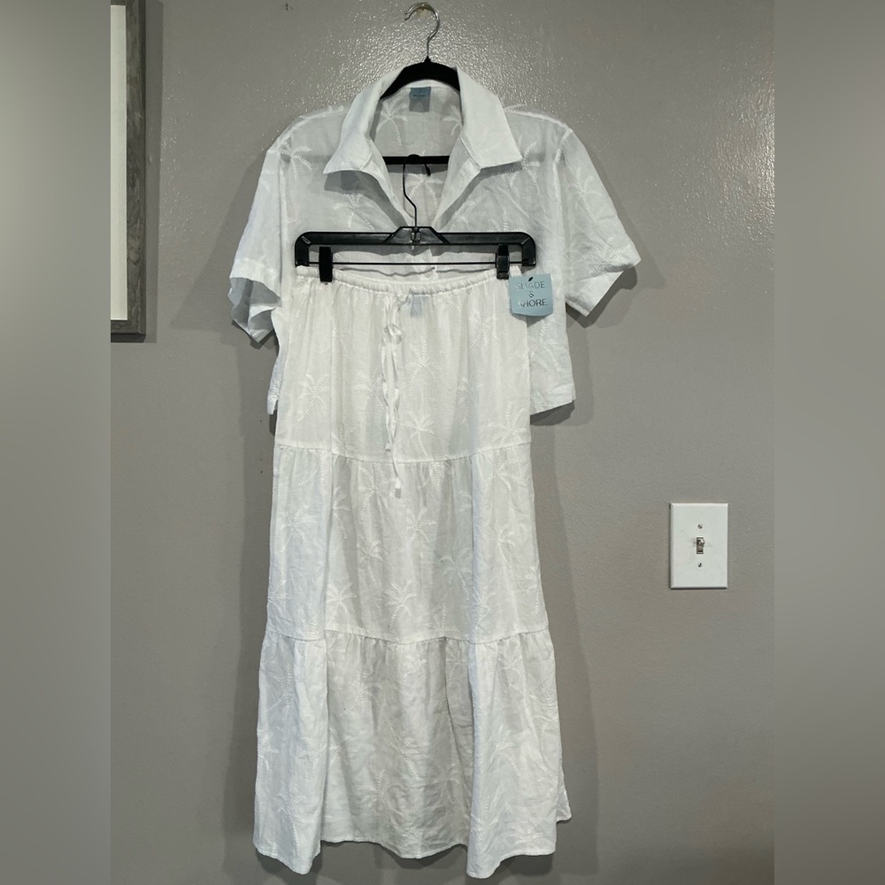 SET Women’s Palm Embroidered Shirt /Skirt set White. S/XS